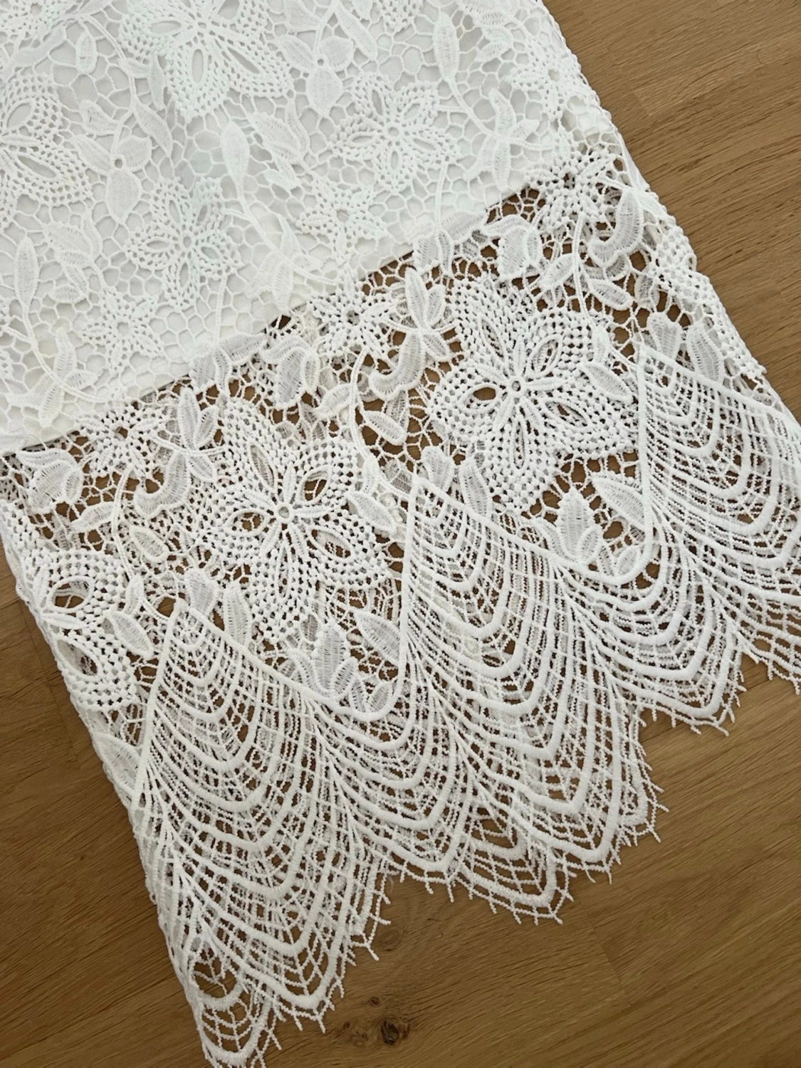 Vit spetskjol med blommigt mönster - 1