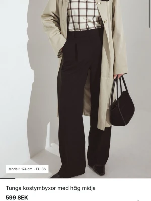 Svarta kostymbyxor med hög midja - Säljer dessa kostymbyxor, dom är svarta men har lite svaga ränder på sig! Använda en gång, köpa för 599