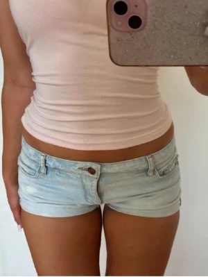 Lågmidjade vintage jeansshorts  - Såå snygga Lågmidjade vintage jeansshorts! Midjemått rakt över: 38. Jag är 168 och det är mina bilder, köp via köp nu direkt eller Swish, kvar tills markerad som såld 💖 