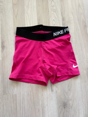 Nike Pro rosa träningsshorts - Snygga rosa träningsshorts från Nike Pro med svart resår i midjan, i storlek xs💕
