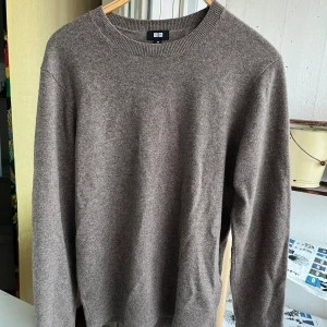 Kashmirtröja - Stickad Kashmir tröja från uniqlo i typ beige-brun. Är för liten för mig, därav säljer jag. I fint skick, inga konstigheter. Nypris ca 1300. Skriv gärna vid frågor!