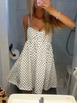 Vit prickig kort klänning - Söt vit prickig klänning som passar xs/s. Oanvänd💓