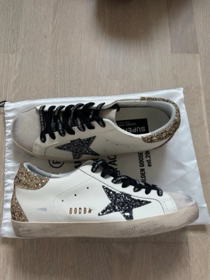 Golden Goose sneakers - Snygga skor med glitter på både stjärnan och där bak. Aldrig använda. Perfekta till våren! 💞💞