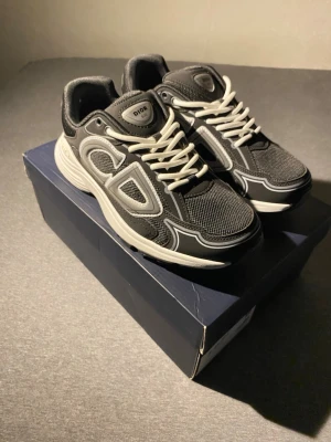 B30 (Black/White) - B30 (Svart/Vit) storlek 43 helt nya