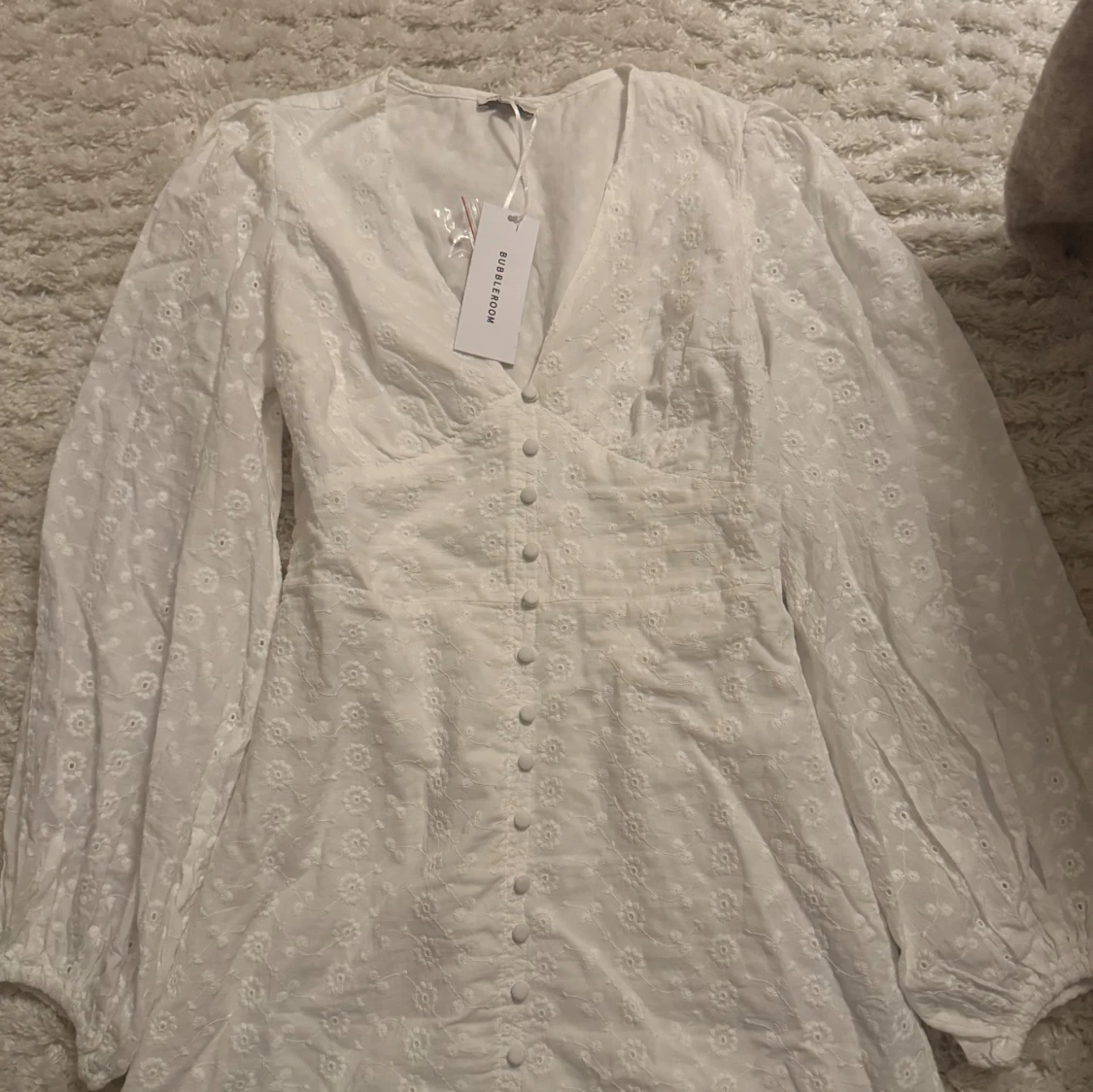 Vit kort klänning med spetsdetaljer - 2