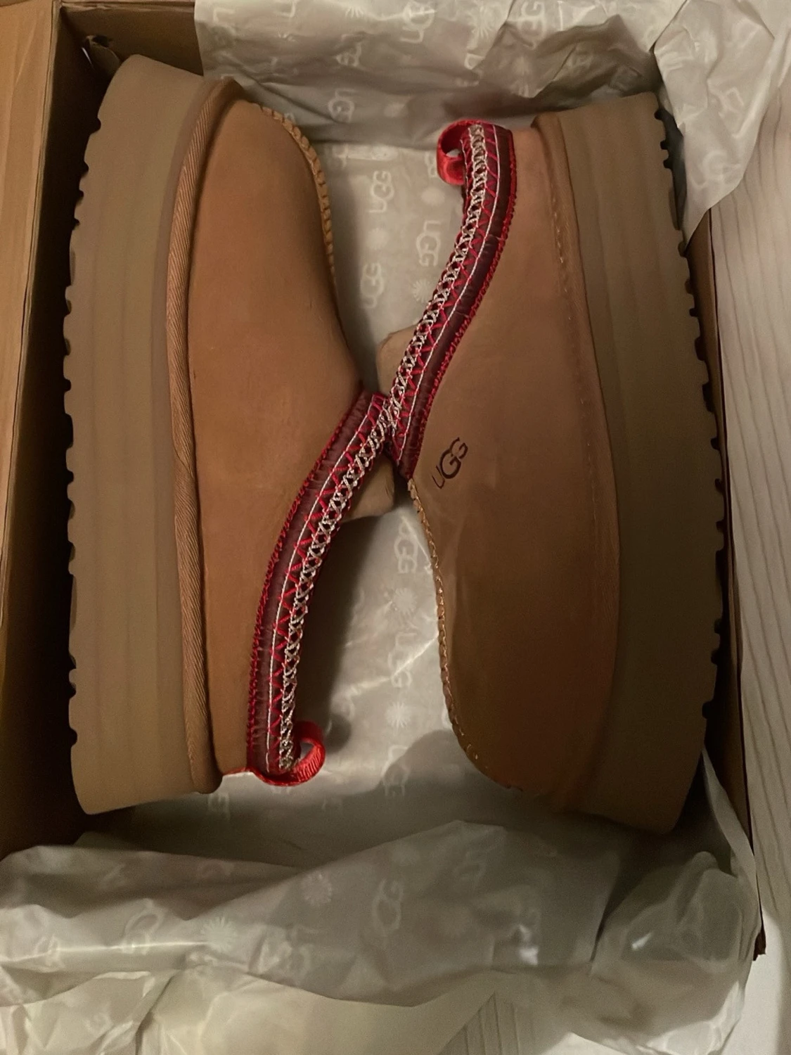 UGG bruna tofflor med röd kant - 1