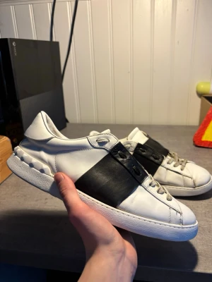 Valentino open - Säljer mina svarta valentino open i storlek 44, självklart äkta! De är i använt skick, lite slitna på insidan vid hälen men har betydligt mycket mer att ge! Köpta från tradera för ett tag sedan så äktehets bevis finns! 