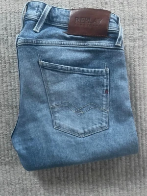 replay anbass jeans  - Replay anbass jeans! skick 8/10 Ny pris= 2000 säljs endast för= 799, hör av er vid minsta lilla fundering W30 L30