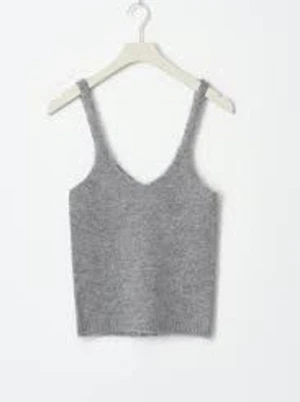 Grå stickad linnetopp - Supermjuk grå stickad linnetopp med breda axelband och v-ringning. Perfekt att styla med jeans eller kjol.
