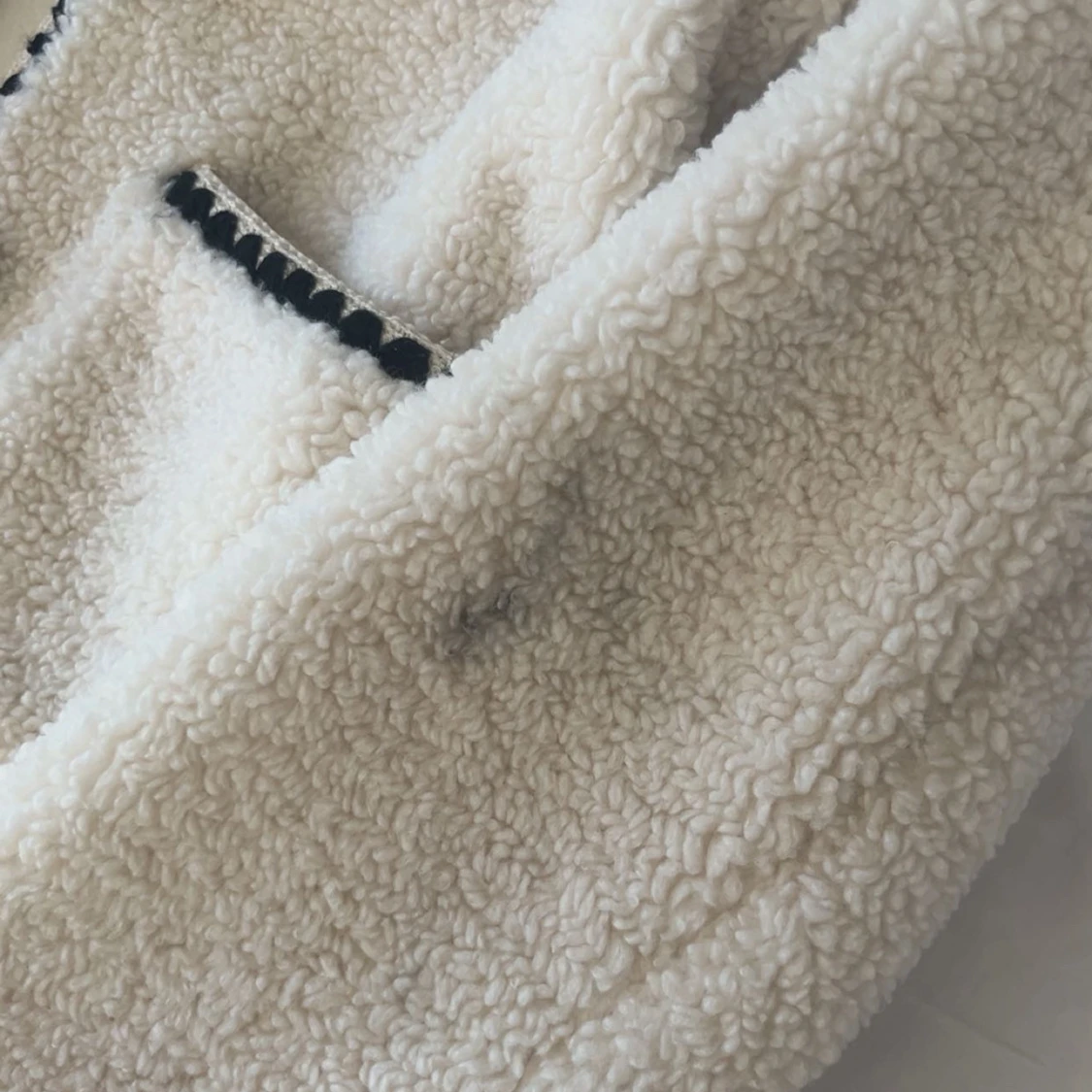 Vit teddyjacka med svarta detaljer   - 1