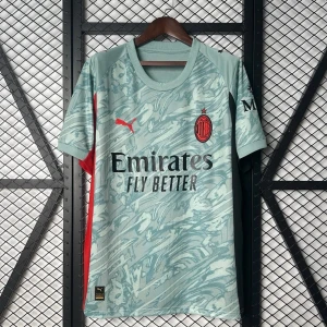 AC Milan bortatröja Puma mintgrön - Säljer en mintgrön AC Milan bortatröja från Puma med röd logga och klubbmärke på bröstet. Tröjan har ett abstrakt mönster, svarta sponsorsloggor och röda detaljer på sidorna. Perfekt för fotbollsträning eller match!