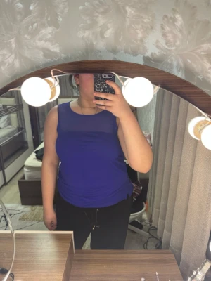 Marinblå festblus - Säljer en festblus från H&M för att den är lite tajt vid bysten och för att jag inte får någon användning av den. Har använt denna en gång. Storlek M, kan även passa S. Om du är intresserad skriv till mig innan🥰