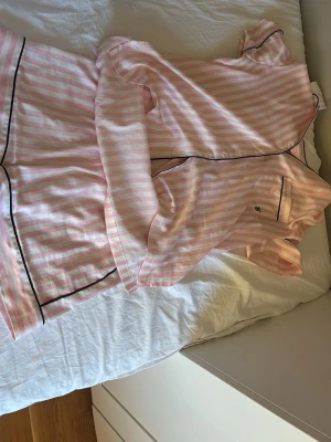 Victoria secret pyjamas💕 - Säljer då den är för stor för mig💕 Skulle säga att den passar på någon som har S, om man gillar lite ”baggy”, och M om man vill ha den som vanligt. Skriv gärna prisförslag❤️💋Har en liten söm på baksidan då den gick sönder, syns lite men inget man tänker på❤️ Nypris: 1000 :-.