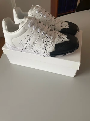 Maison Margiela gats - Ett par Maison Margiela Gats i storlek 43. Maison Margielas gats är riktigt populära nu inför Svenska våren och sommar. Dessa par är dessutom i riktigt fint skick, använd fåtal gånger! Skön comfort box medföljer. Pris sitter inte i Sten hör av dig 🙌⚪️