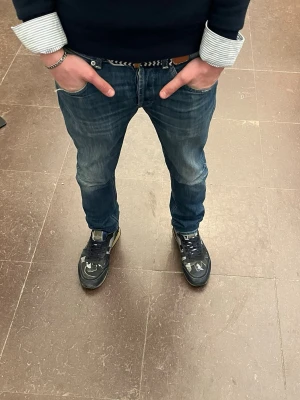 Dondup George storlek 32 i mycket bra skick! - Riktigt snygga mellanblåa dondup George med galet snygg wash samt några mindre snygga slitningar! Väldigt bra skick. Pris kan diskuteras vid snabb affär:) Postar inom två dagar!