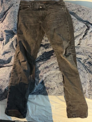 Svarta jeans från Nudie lean Dean  - Säljer ett par svarta jeans från Nudie lean dean köpte dom förre vintern har knappt använt dem för dom sitter dåligt på. Har inget kvitto på dom. Men dom är fortfarande fräscha och ingenting är söder på dom. 