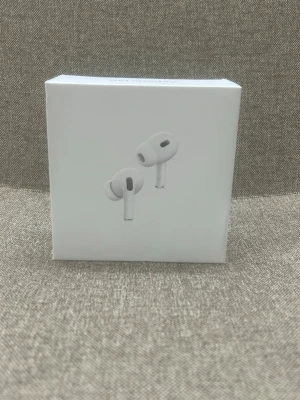 Apple AirPods Pro 2nd Gen helt nya oöppnade  - Säljer ett par vita Apple AirPods Pro (2:a generationen) med stilren design och silikonproppar för skön passform. Trådlösa in-ear hörlurar med brusreducering och laddningsetui. Perfekta för musik, poddar och samtal på språng.