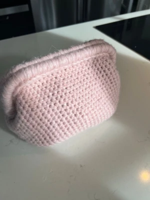 Clutch bag - Clutch bag som jag har gjort själv hemma, eventuellt kommer fler i andra färger. Passar både som väska och som necessär. Ca 20x18 i botten, får platts med rätt så mycket vilket jag försökte visa på bild 3.