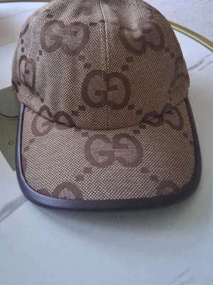 Beige GG keps - Säljer en beige keps från GG 