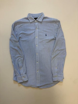 Ljusblå Ralph lauren skjorta - Ljusblå randig Polo Ralph Lauren flannel skjorta knit oxford //  Mycket bra skick //  Storlek M// Skriv vid minsta fråga eller fundering🤝