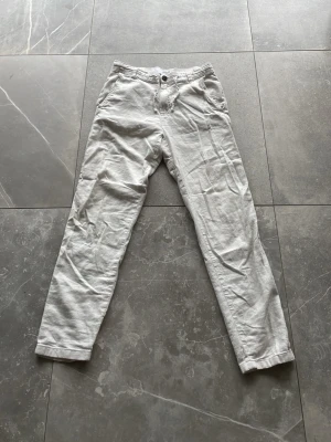 Vita linnebyxor från Selected Homme - Säljer dessa vita linnebyxor från Selected Home i storlek XS. Använda fast är i bra skick och riktigt sköna för en varm sommardag.