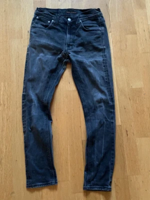 Nudie jeans - Svarta nudie jeans i storlek W29 L32. Passar dig som är 170-180. De är i bra sick och det är bara att höra av sig vid minsta fundering.