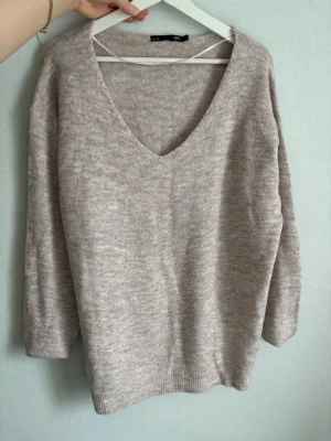 Beige stickad tröja - Mysig beige stickad tröja från lager157. Aldrig använt den bara testat