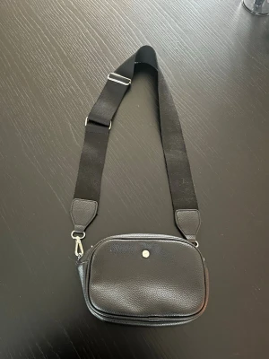 Svart handväska - Svart handväska i mycket bra skick som passar till allt!❣️