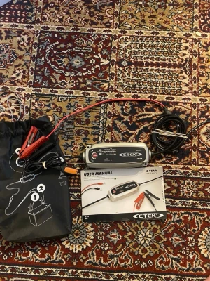 CTEK batteriladdare - Säljer ett helt nytt CTEK batteriladdare i svart och grått med tillhörande kablar, klämmor och användarmanual. Perfekt för att ladda och underhålla bilbatterier. Kommer med en praktisk förvaringspåse och tydliga instruktioner.     Finns i Malmö men kan även frakta!