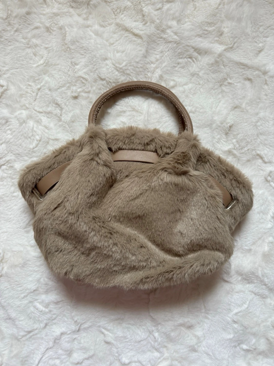 Beige fluffig handväska med handtag - 2