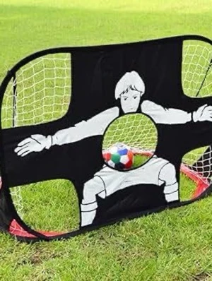 Fotbollsmål med målträningsduk - Hopfällbart fotbollsmål med svart och röd ram, vitt nät och en svart träningsduk med tryckt målvakt och hål för skottträning. Perfekt för att öva precision på gräsmattan. Lätt att ta med och sätta upp.