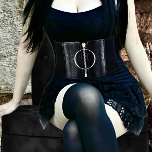 Snyggt brett elastiskt midjebälte! - Snyggt brett elastiskt midjebälte med dragkedja och stor ring i metall fram. B: 12 cm. L: 60 cm (+25). Oanvänt.