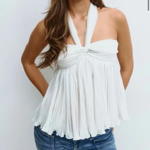 Halterneck topp Gina Tricot  - Säljer den här slutsålda toppen från Gina 14+ pga köpt i fel storlek. Den är oanvänd i storlek XXS🩷