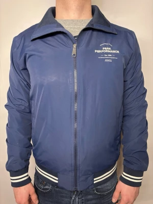 Peak performance jacka  - Blå Peak performance jacka med storlek S. Hör av er kring minsta fundering!