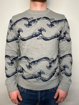 Hugo boss Sweatshirt  - Hugo boss grå Sweatshirt med storlek S. Hör av er kring minsta fundering!