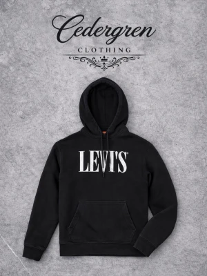 Svart hoodie från Levi's med logga - Stilren svart hoodie ifrån Levi’s. Hoodien är i storlek S och är i ett bra skick🤩✅🙌