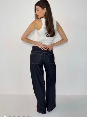 Mörkblå vida jeans från Gina  - Low wide jeans ifrån Gina men sitter mer som mid waist helt nya och oanvända men utan pris lapp. Ny pris 500 men säljer för 450 pris kan eventuellt diskuteras💕