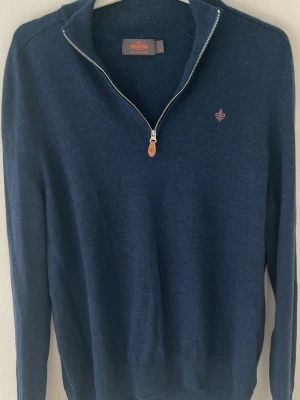 Marinblå halvzip-tröja Morris - Snygg marinblå stickad tröja från Morris med halvzip. XL men är perfekt för L