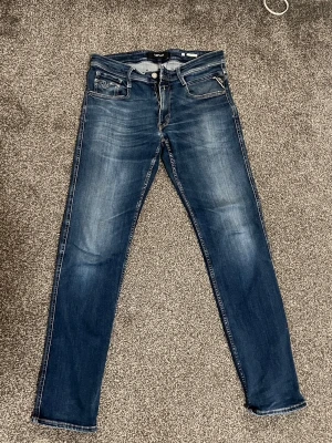 Replay Anbass Jeans – W32 L32 - Säljer ett par blåa Replay Anbass jeans i bra skick. Väldigt fin färg och snygg tvätt som ger jeansen en stilren look. Skönt material och bra passform.  • Märke: Replay • Modell: Anbass • Storlek: W32 L32 • Färg: Blå • Skick: Bra skick  Nypris runt 1500–1800 kr i butik.  Pris: 449 kr Kan skickas eller mötas upp. 