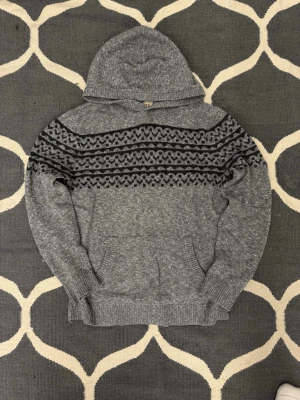 Stickad hollister hoodie - En fet stickad hollister hoodiw som är i topp skick. Den sitter nog lite mer som S även fast det står att det är M😊