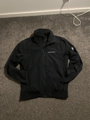 Peak Performance Coastal Jacket – vindjacka - Säljer en Peak Performance Coastal Jacket i storlek S. Jackan är i nyskick och väldigt lite använd.  • Lätt och bekväm vindjacka • Perfekt för vår och sommar • Stilren design • Nypris ca 2500 kr  Säljes då den inte används längre. Kan skickas eller mötas upp. 
