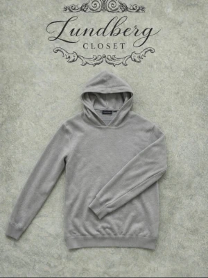 Beige Oscar Jacobson hoodie (XS) - Säljer en stickad beige hoodie från Oscar Jacobson i mycket bra skick! Tröjan är i storlek XS. Nypris:1600kr, mitt pris: 449kr✅ hör av er vid frågor och funderingar!🙌