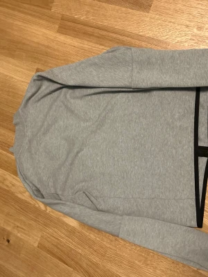 Nike teach långärmad  - Stilig och ren Nike teach tröja. Grå färg med djupa fickor. Perfekt för sommaren 