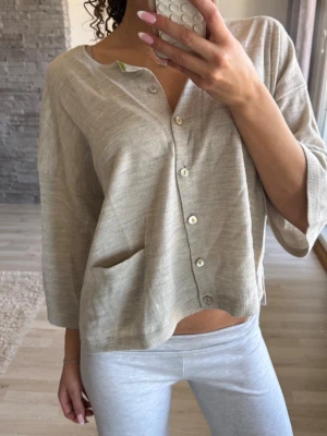 Grå kofta med knappar och ficka sop sop - Grå kofta med knappar, aldrig använd 💕