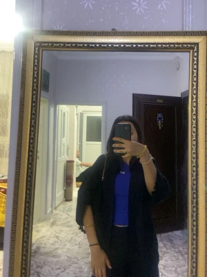 Svart ponchos - En svart pomchos med trekvart ärmar 