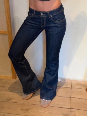 Lågmidjade bootcut jeans - Sååå snygga bootcut jeans från design by si i den perfekta mörkblåa färgen!😍storlek S, använda några fåtal gånger, fint skick! Uppsydda, passar någon som är ca 166-168 Går självklart att sprätta upp om man är längre! Nypris 650kr säljer direkt för 449kr😍💞