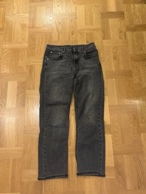 Grå jeans från nudie  - Obs herrmodell. W30 L30. Jättefina jeans från nudie jeans. 