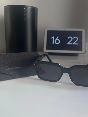 Svarta solglasögon Dolce & Gabbana herr - Snygga svarta solglasögon från Dolce & Gabbana med rektangulära bågar och diskret logga på sidan. Glasögonen versions i en klassisk, stilren design och passar perfekt för dig som vill ha en lit fräsch och trendig look.