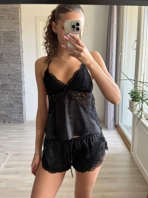 Pjamas sätt i svart spets  - Jätte gulligt Pjamas sätt med svart satin och spets detaljer. Sitter som en xs 💕
