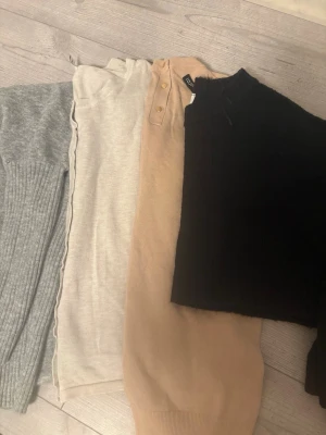 Klädpaket 4 stickade tröjor - Fyra stickade tröjor varav en är en kofta från soyakoncept i storlek L. En är en kroppad stickad tröja som är supersnygg med ett spetslinne under eller utan. En är kortärmad tröja med guldknappar från ellos och en grå bolero från okänt märke i storlek M. 😊 Buda gärna och skriv för fler bilder💕💕